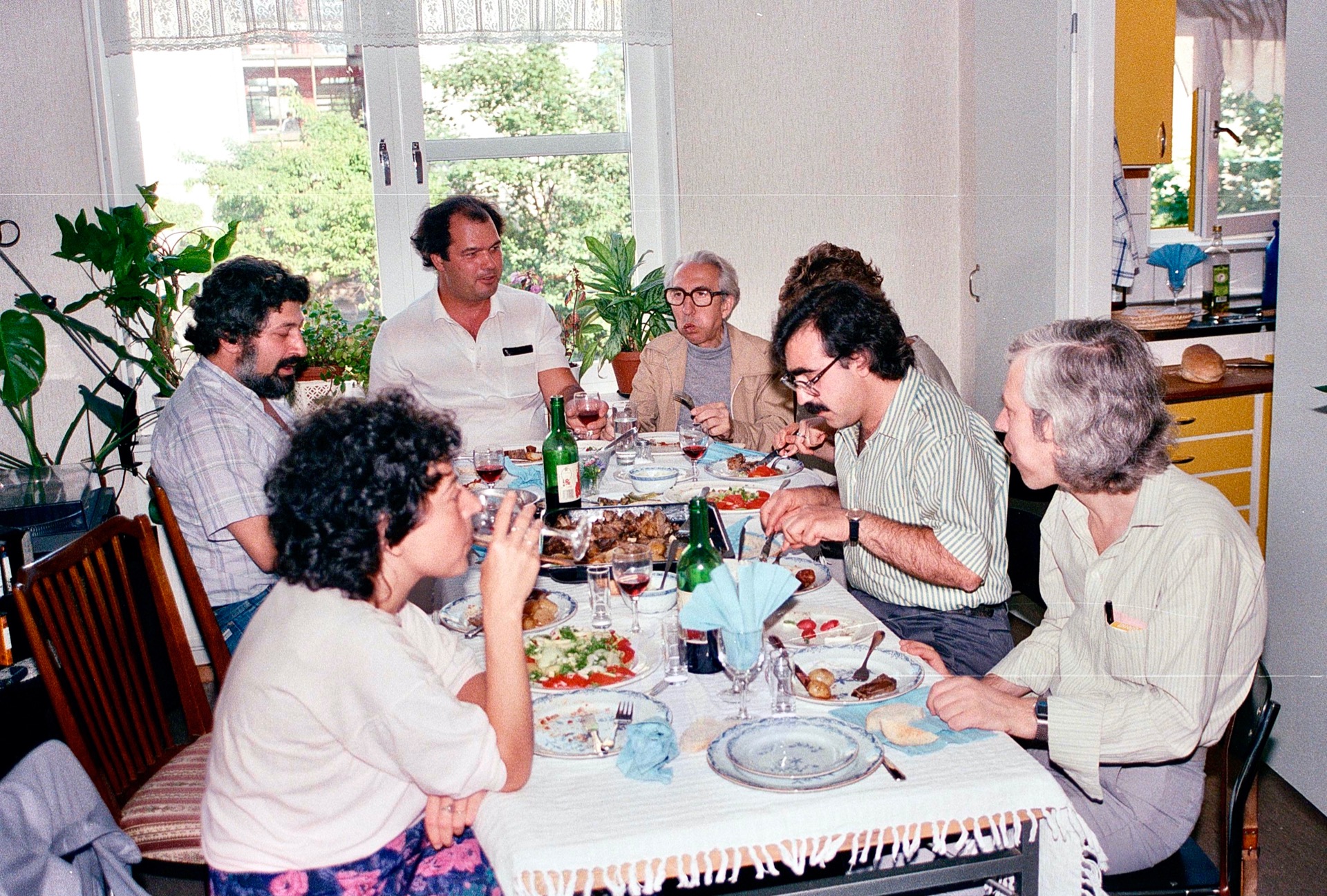 Δείπνο στο φιλόξενο σπίτι του Αντώνη στο LAPPIS. Ο Αντώνης πρώτος από δεξιά/1985 (από ΠΦΑ).