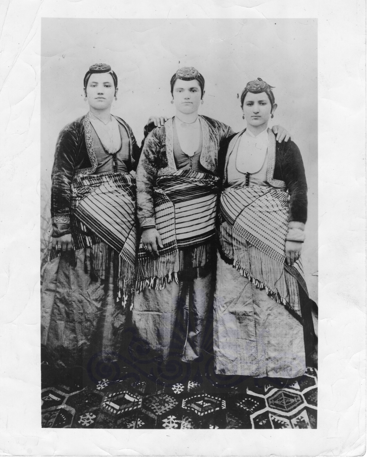 Φάτσα, την Άνοιξη του 1906. Στο πίσω μέρος της φωτογραφίας αναγράφονται τα ονόματα και επώνυμα των γυναικών.