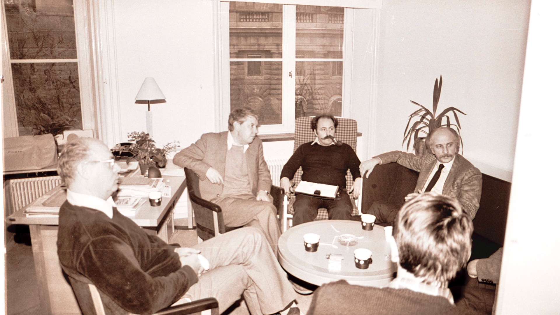 Με τον Γ. Μπανιά στη Σουηδική Βουλή το 1985. Επίσκεψη στα γραφεία του Αριστερού Κόμματος.